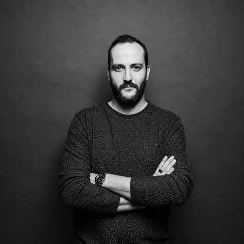 Portrait de Fred Falke, bras croisés