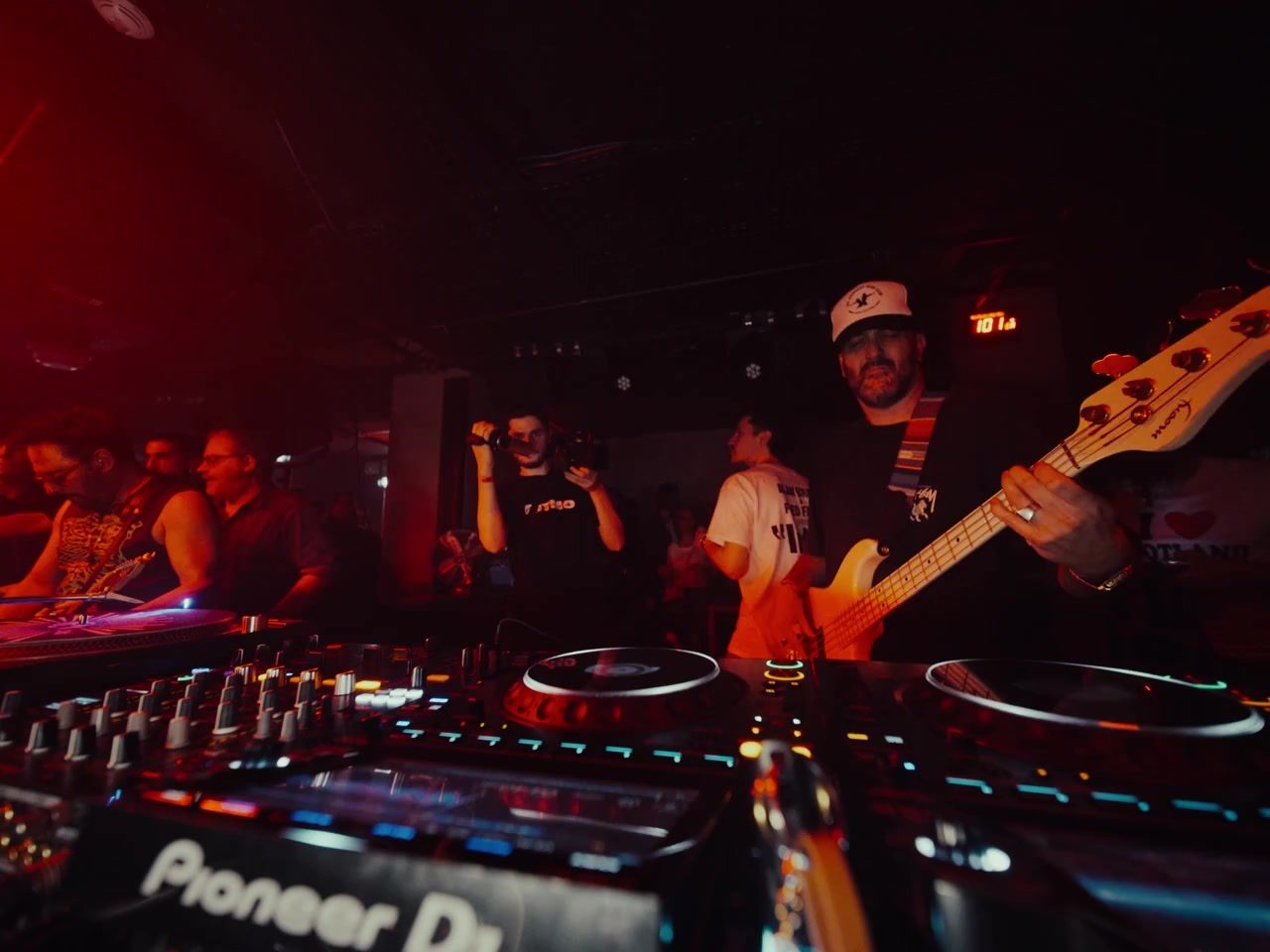 White $hoes en live : Fred Falke à la basse, Alex Layan aux platines